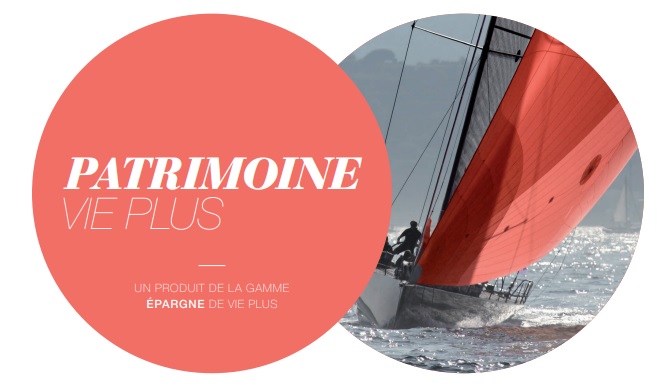 Patrimoine Vie Plus sur fond orange avec un voilier en régate, logo type du contrat d'assurance-vie de Vie Plus